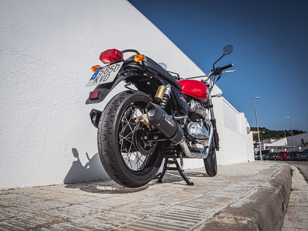 Scarico compatibile con Royal Enfield Interceptor 650 2019-2020, Furore Evo4 Nero, Coppia di terminali di scarico omologati, forniti con db killer removibile, catalizzatori e raccordi specifici