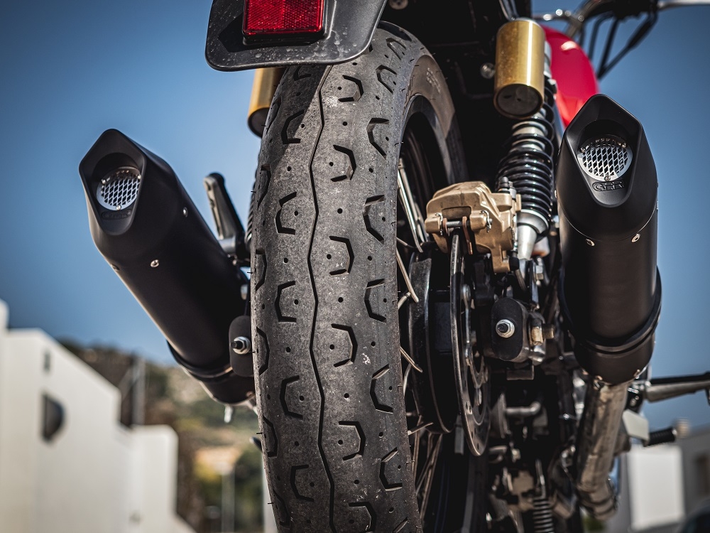 Scarico compatibile con Royal Enfield Interceptor 650 2019-2020, Furore Evo4 Nero, Coppia di terminali di scarico omologati, forniti con db killer removibile, catalizzatori e raccordi specifici