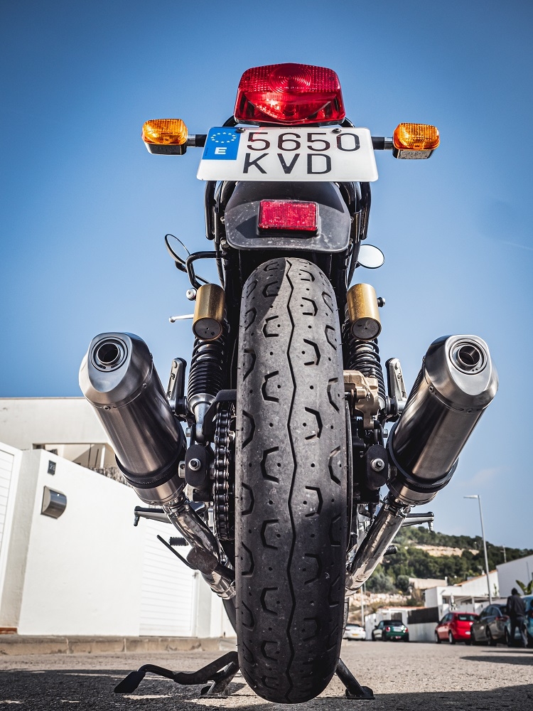 Scarico compatibile con Royal Enfield Interceptor 650 2021-2024, Satinox, Coppia di terminali di scarico omologati, forniti con db killer removibile, catalizzatori e raccordi specifici
