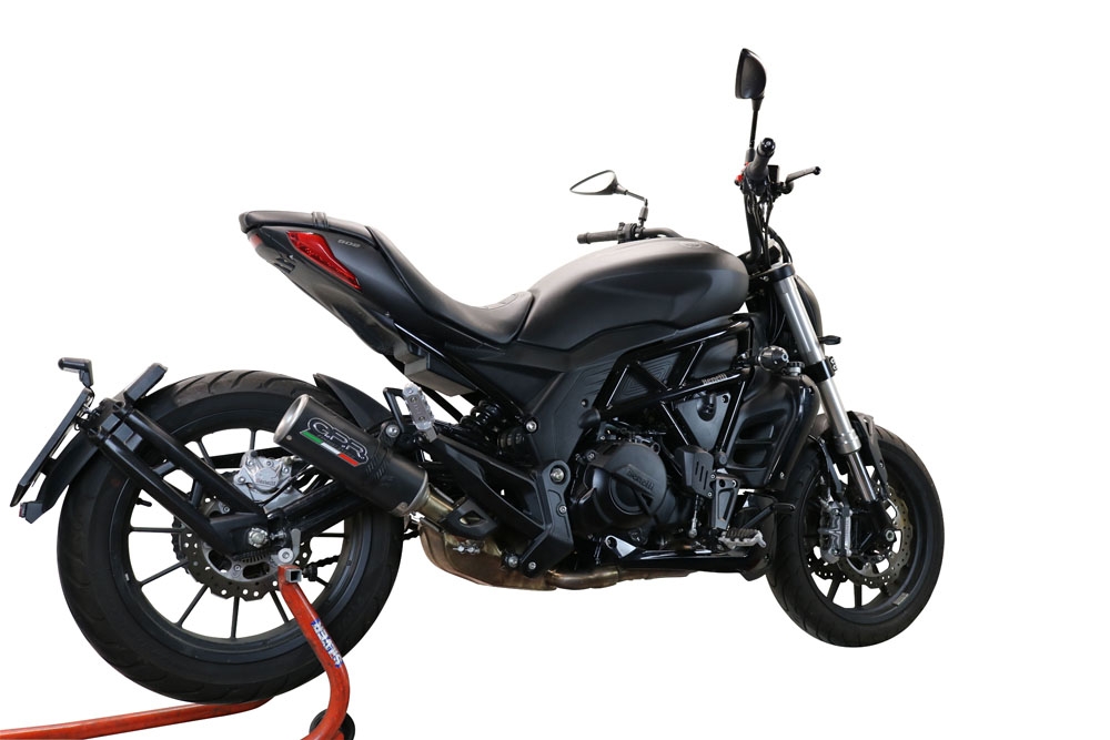 Scarico compatibile con Benelli 502 C 2021-2024, M3 Black Titanium, Scarico omologato, silenziatore con db killer estraibile e raccordo specifico