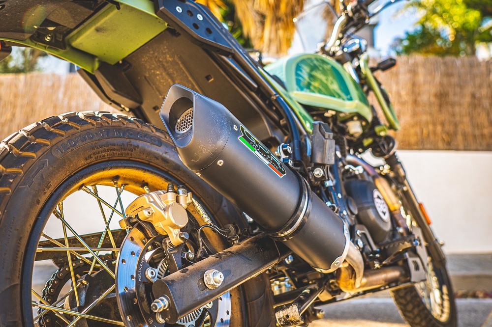 Scarico compatibile con Royal Enfield Himalayan 410 DIAM 42.5 2017-2020, Furore Evo4 Nero, Terminale di scarico omologato,fornito con db killer estraibile,catalizzatore e collettore