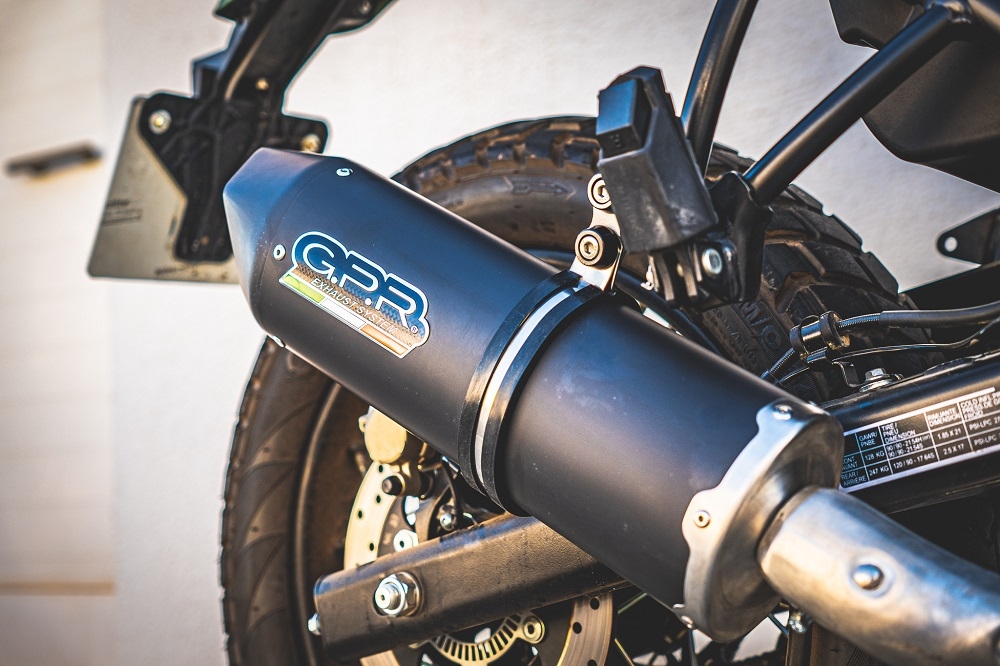 Scarico compatibile con Royal Enfield Himalayan 410 DIAM 42.5 2017-2020, Furore Evo4 Nero, Terminale di scarico omologato,fornito con db killer estraibile,catalizzatore e collettore