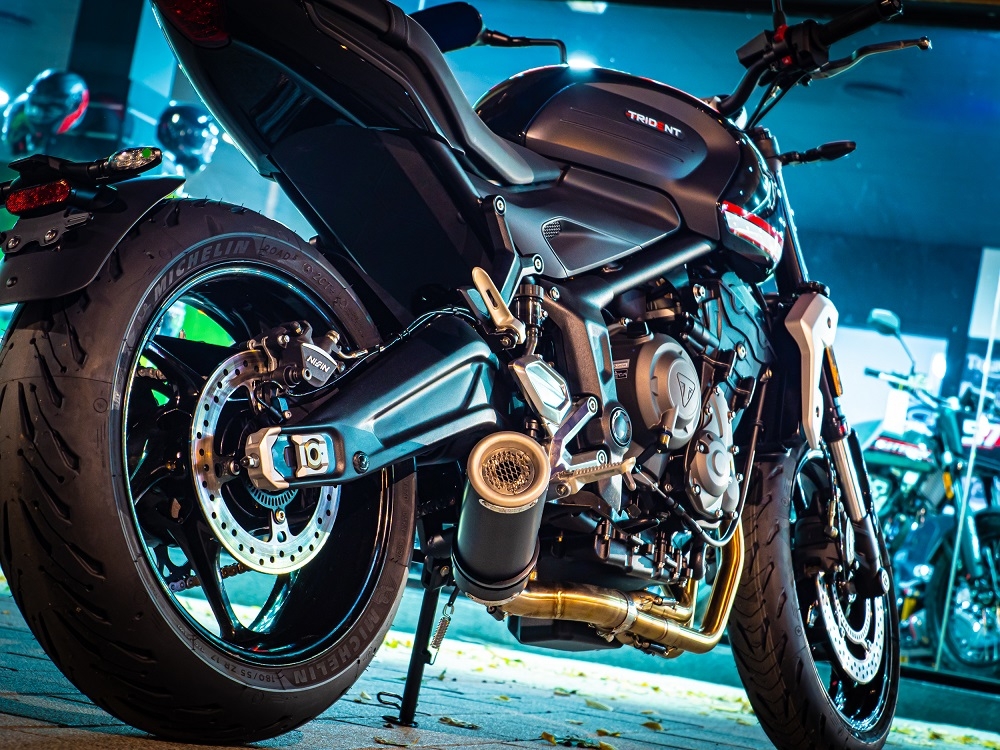 Scarico compatibile con Triumph Trident 660 2021-2024, M3 Black Titanium, Scarico completo racing, fornito con db killer estraibile e collettore, non conforme per uso stradale